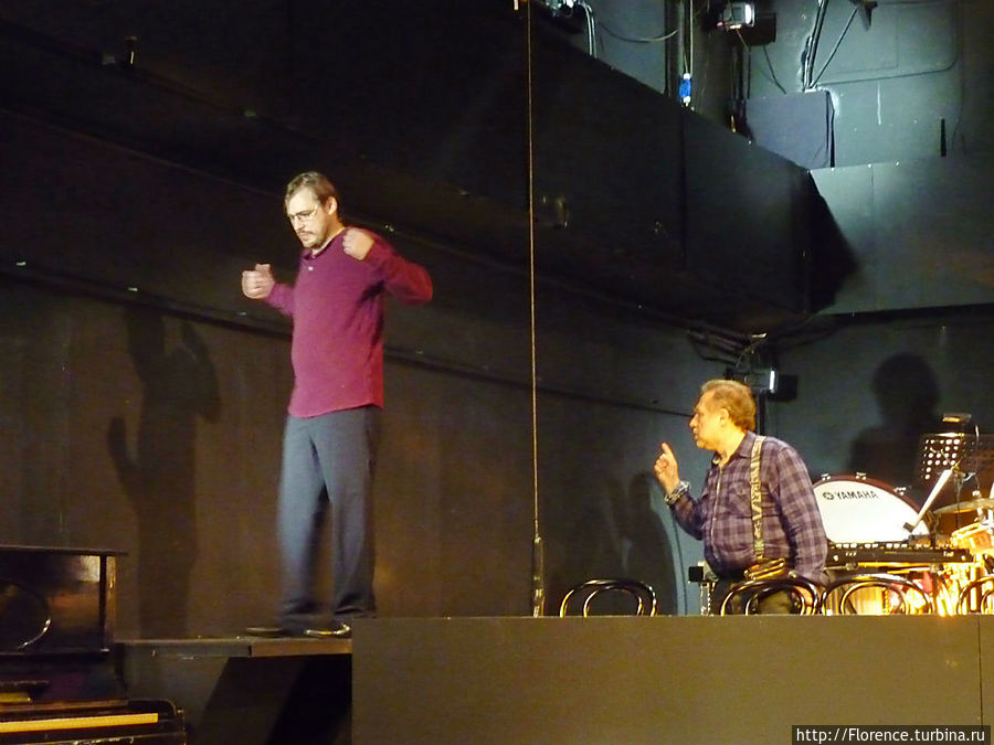 Во время прогона режиссер иногда руководит действиями актеров Москва, Россия