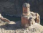 Монстырь Св. Девы Рипсиме. Рипсиме — армянская святая великомученица. Предположительное время строительства 11 век.  С высоты,  монастырь, расположенный на середине обрыва, кажется совсем игрушечным, миниатюрным.  Внизу течет река Аракс ,на другом берегу реки расположена Армения.