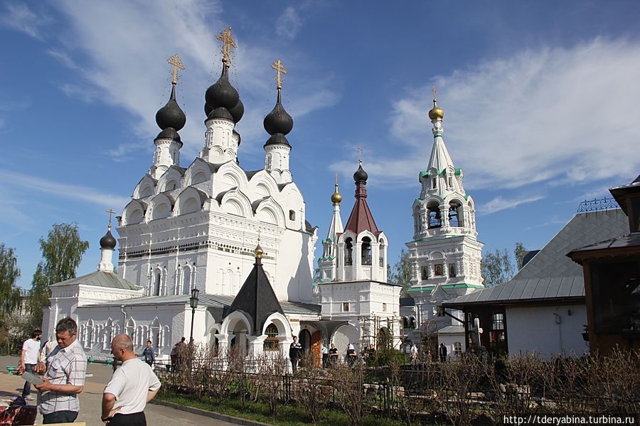 Именно в этом соборе находятся мощи Муромских святых Петра и Февроньи