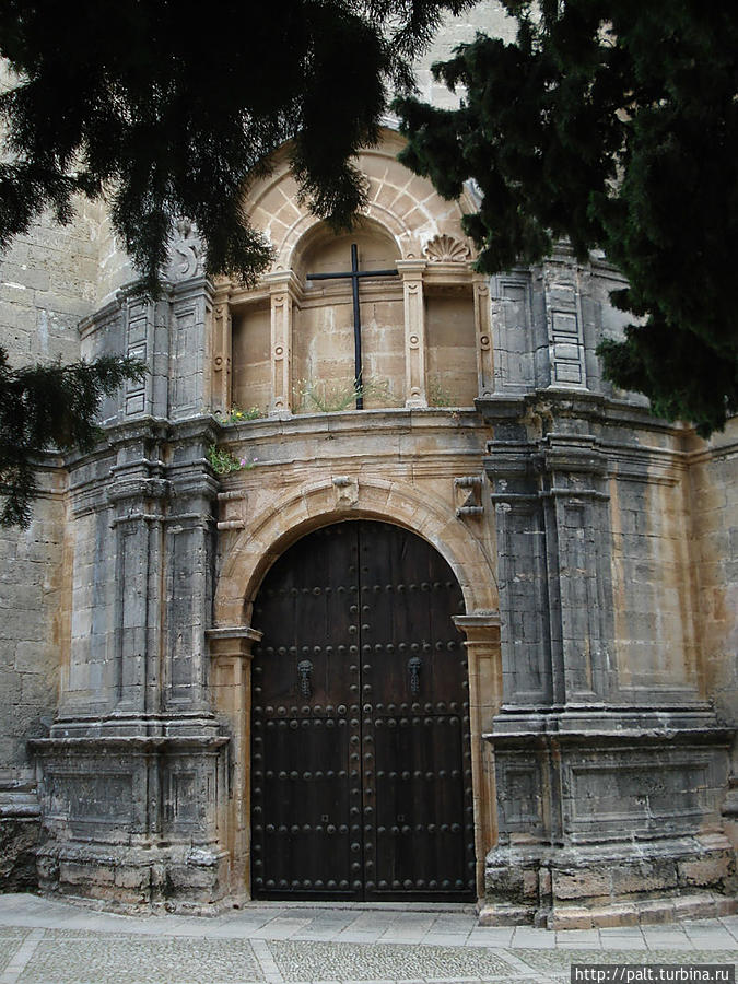 Церковь Санта-Мария-ла-Майор. Здесь белый для земного, а не для соборов. Ронда, Испания
