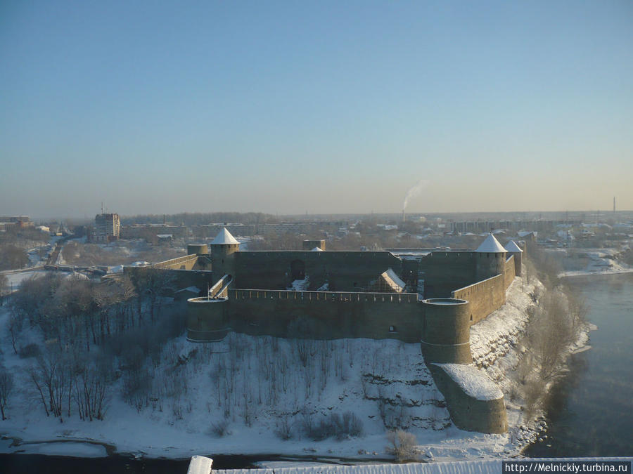 Вид на Нарву и Ивангород с башни Длинный Германн