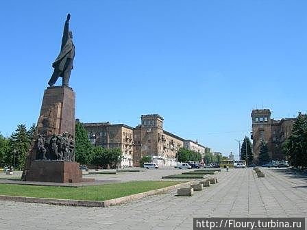 Памятник В.Ленину возле ДнепроГЭСа Запорожье, Украина