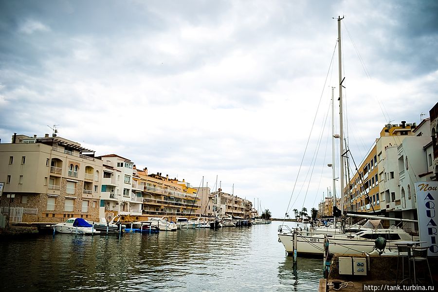 Город Эмпориа Брава, был построен на территории природного парка в заливе Росес (Roses), в конце 60-х годов прошлого века. Большая часть города состоит из небольших двух-трех этажных частных домов, построенных в типичном испано-средиземноморском архитектурном стиле. Двери, практически всех домов и апартаментов, выходят на каналы, на которых припаркованы яхты, катера и водные скутеры.