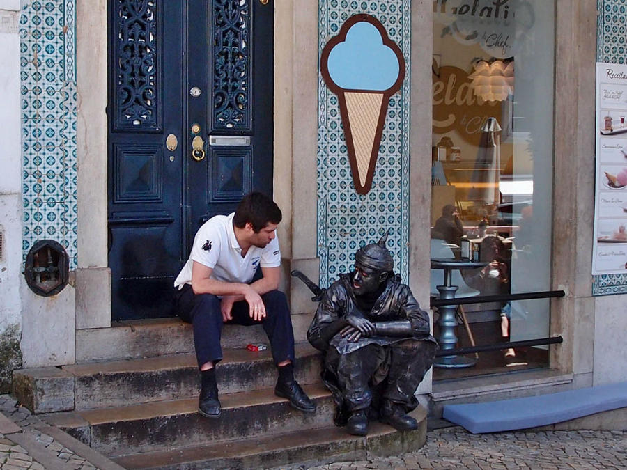Живая статуя решил оставить свой пост и посидеть-поболтать с приятелем. Синтра, Португалия
