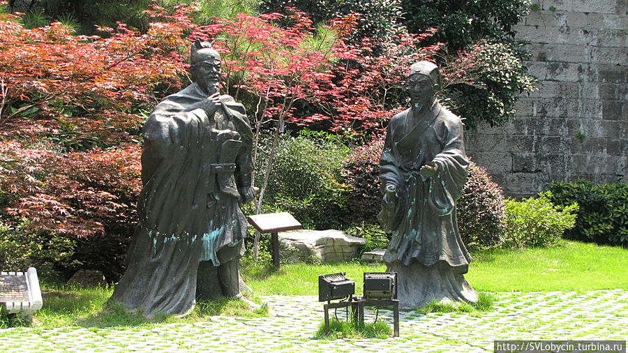 Бронзовые статуи в одном из двориков Нанкин, Китай