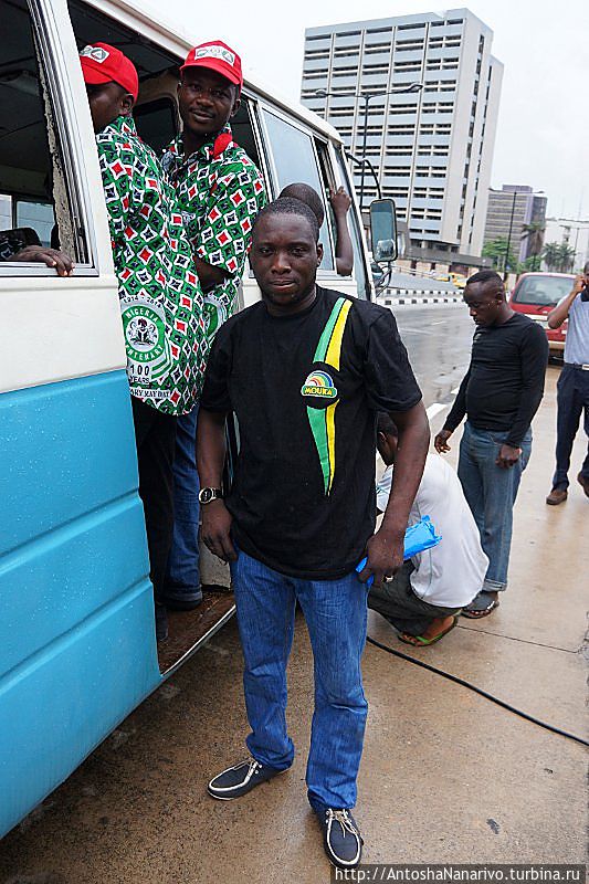 Народ грузится в автобус ехать по домам Лагос, Нигерия