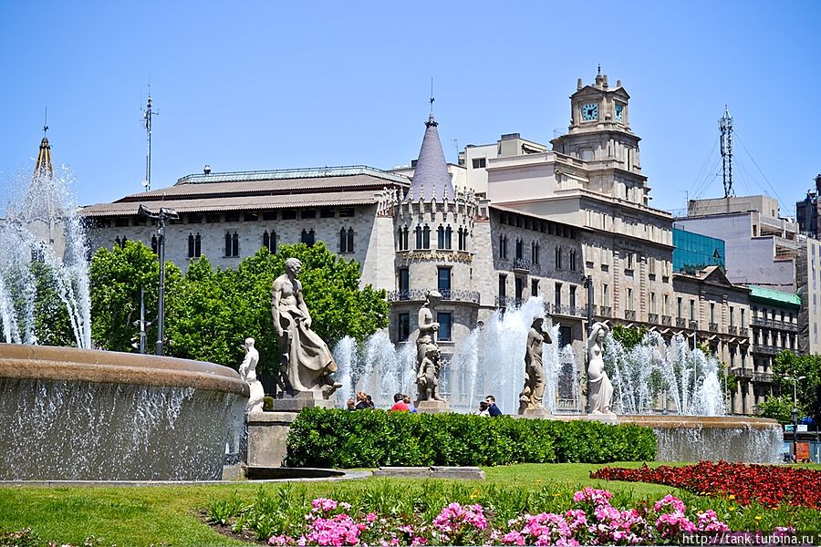 Доехав до станции «Площадь Каталонии» поднимаемся в город. Площадь с точки зрения дальнейших передвижений очень удобное место высадки, здесь начинается знаменитая Рамбла, которая выводит к порту, здесь же главная остановка туристических автобусов, да и вообще самый центр города, в какую сторону не пойди обязательно наткнешься на достопримечательность.