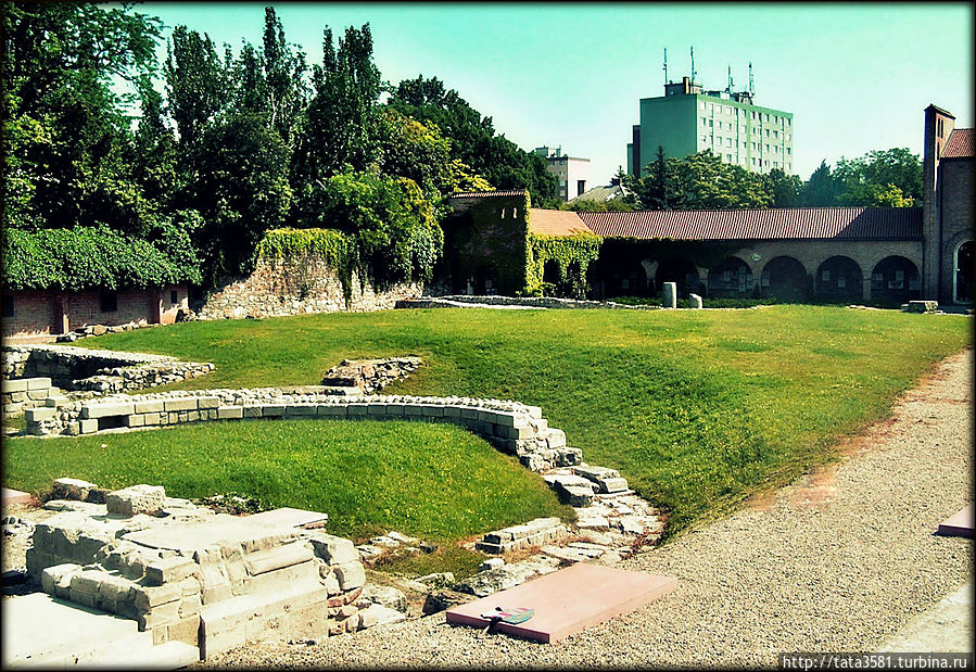 Садом руин называют остатки фундамента знаменитой базилики XI века, в которой короновались и были похоронены многочисленные короли дотурецкой эпохи.