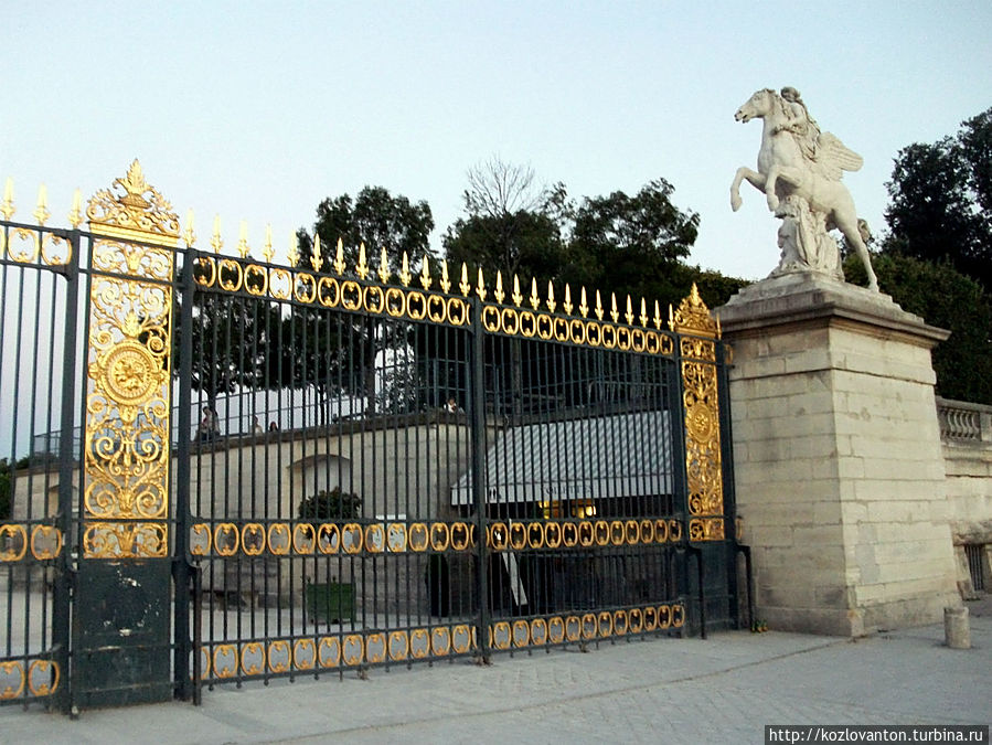 На правой стороне центральных ворот  крылатый конь Славы того же скульптора. Учитывая то, что Слава пишется с большой буквы, я подумал, не о нашей ли певице Славе идет речь.