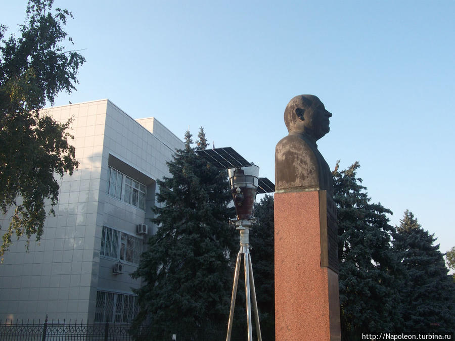 памятник Козлову