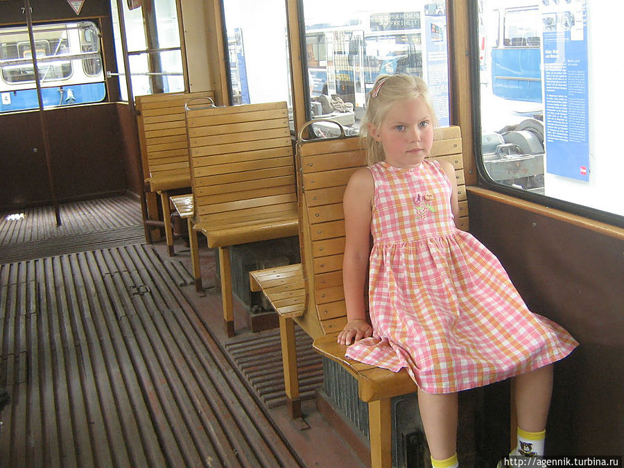 Вспомнил детство .У нас в Питере в 70-х годах еще были трамваи с такими сиденьями Мюнхен, Германия