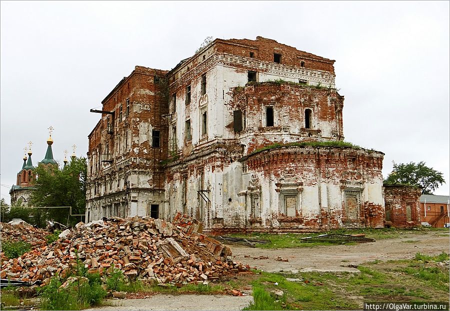 В 1923 году монастырь закрыли, монахов выгнали, а существовавшие на территории монастыря церкви и соборы практически уничтожили, приспособив их под разнообразные нужды.  И госпиталь здесь размещали, и сельскохозяйственную коммуну, и завод по производству молочных бутылок...