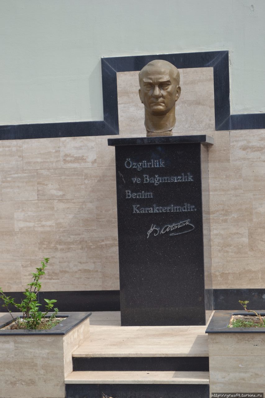 Ататюрк и сейчас живее всех живых