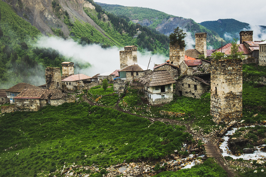 Потихоньку с долины начал выползать туманчик..