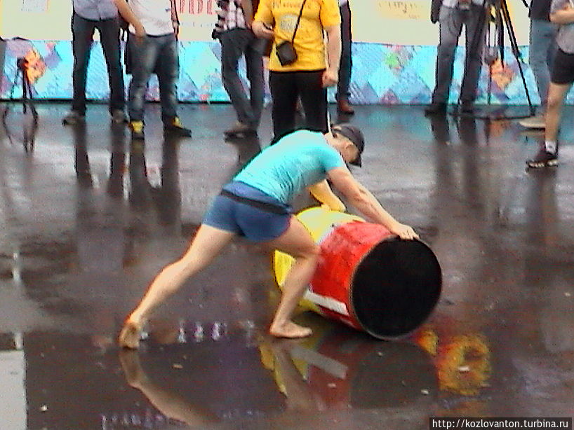 В перерывах между силовыми упражнениями проводились конкурсы среди зрителей. Например, прокатить 20 метров 200-килограммовую бочку с тушенкой от 