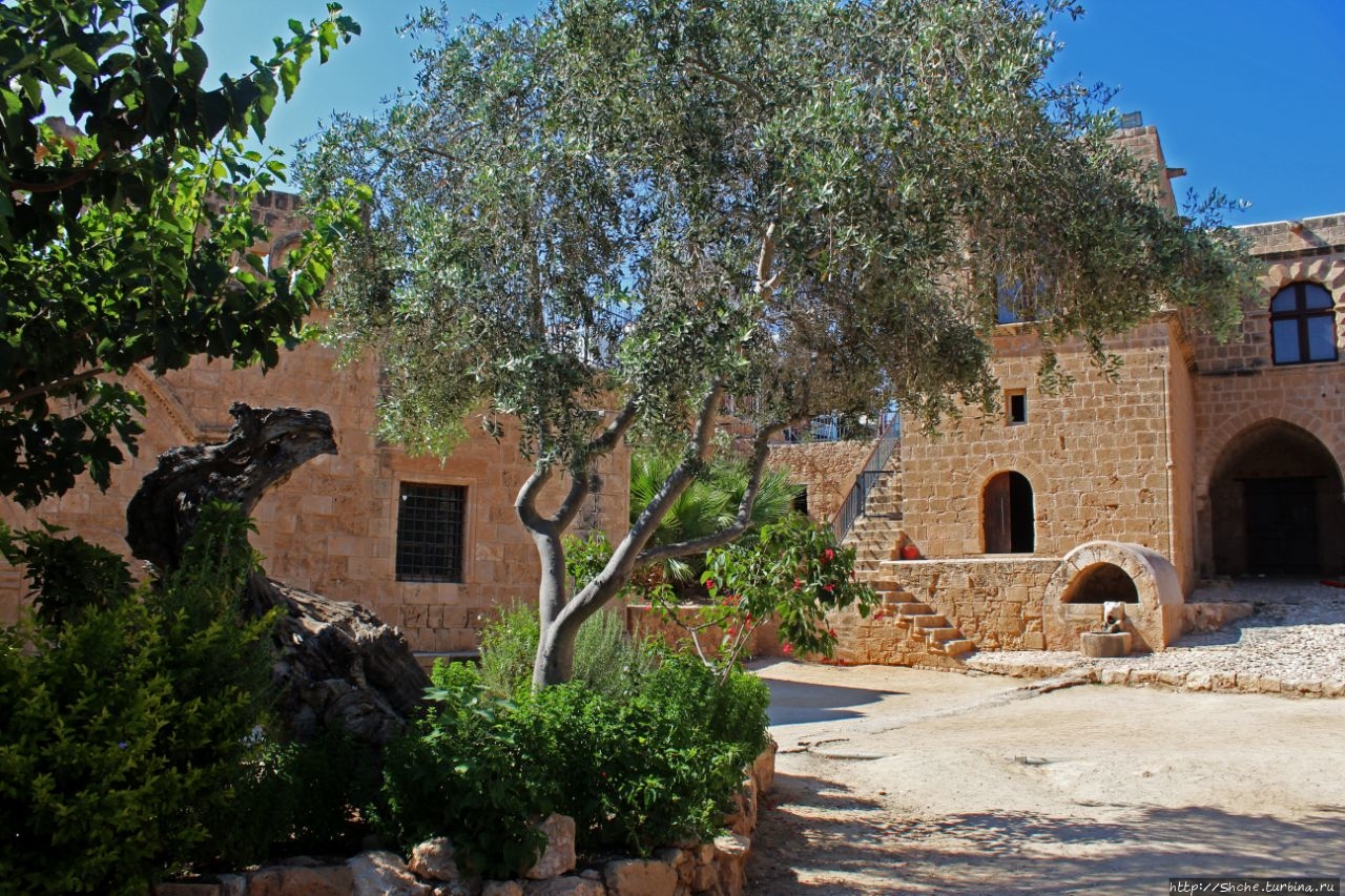 Оригинальный монастырь 15 века в центре курортного городка