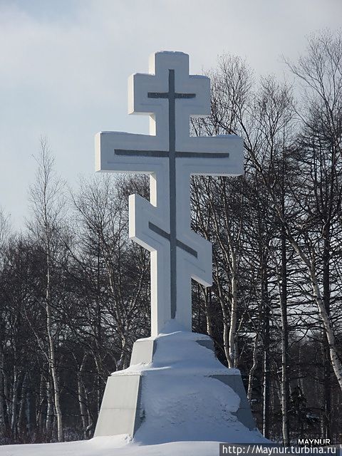 Крест  на  въезде  в г. Южно — Сахалинск . Россия
