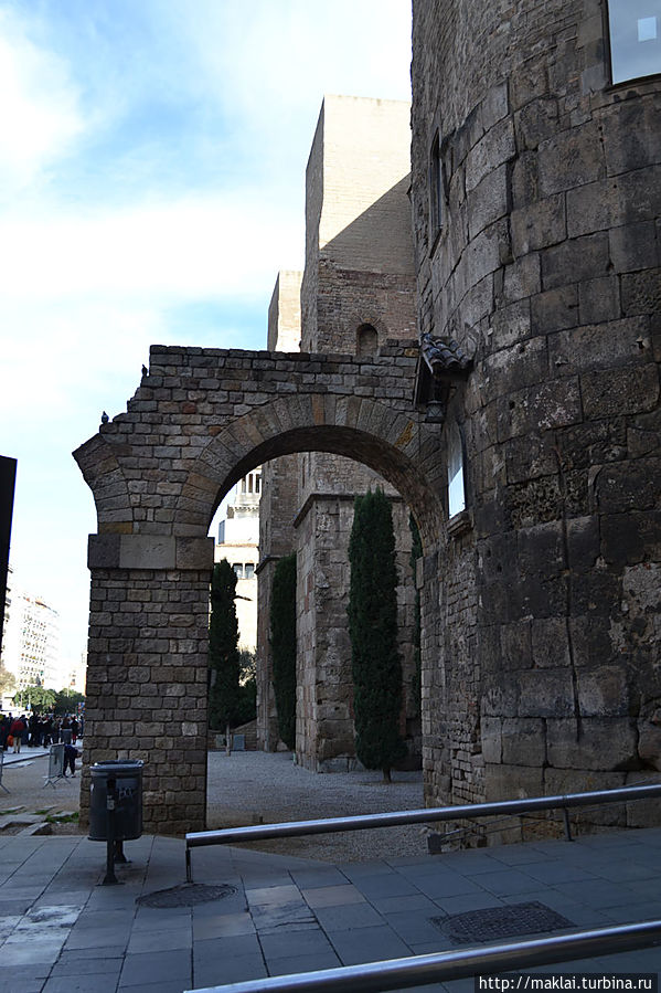 Реконструкция римского акведука. Барселона, Испания