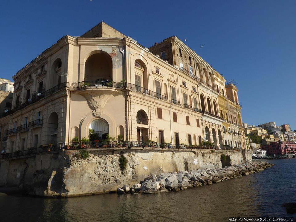 Неаполь: Палаццо Донн Анна и набережная Марджеллина Неаполь, Италия