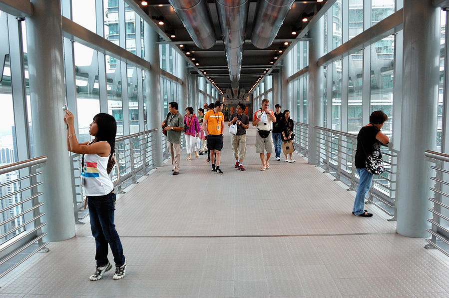 На мостике Sky Bridge между башнями-близнецами Petronas Towers Куала-Лумпур, Малайзия