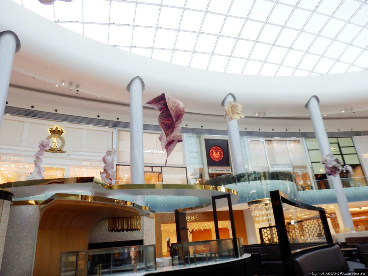 Бумажные  инсталляции  Гентенара. Yas Mall в Абу-Даби Абу-Даби, ОАЭ
