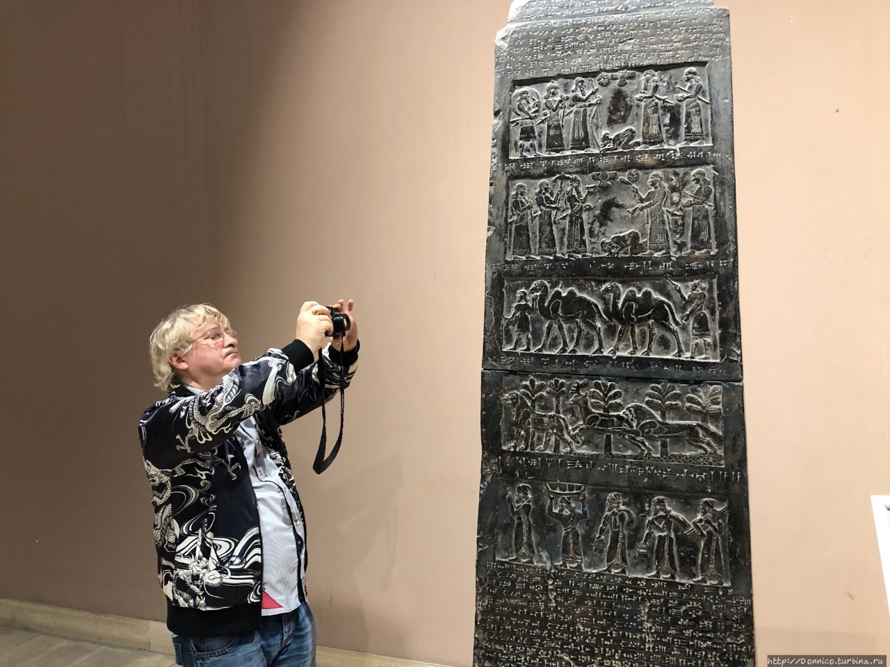 Черный обелиск Салманасара III из его столицы в Нимруде. На нем выгравирована летопись о всех подвигах этого царя. Багдад, Ирак