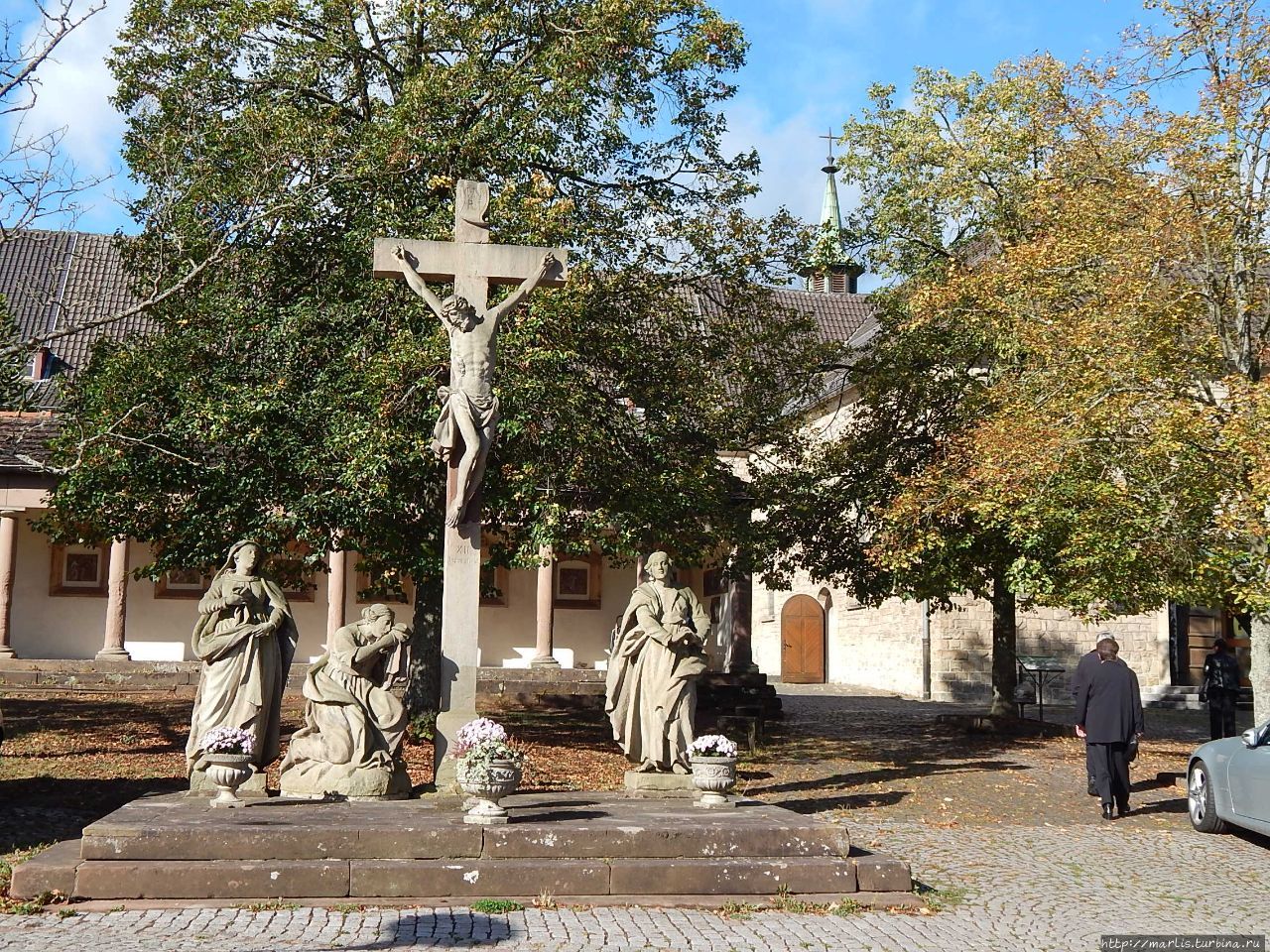 Скульптурная группа Страсти христовы была создана одновременно с капеллой Святого креста (1662), отреставрирована в начале XX века Блискастель, Германия