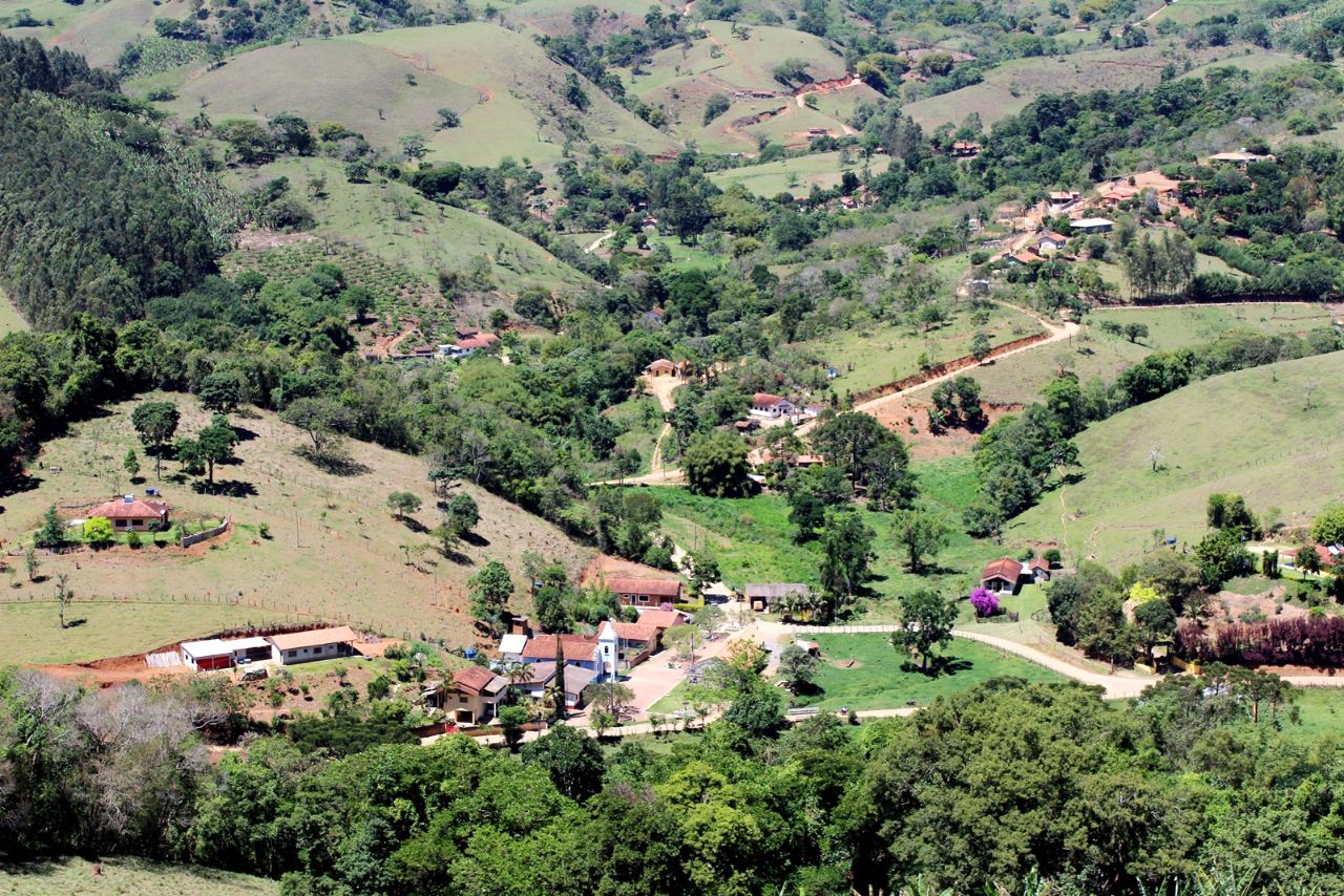Вид с Pedra do Cruzeiro на посёлок Atrás da Pedra (В тылу горы) Гонсалвис, Бразилия