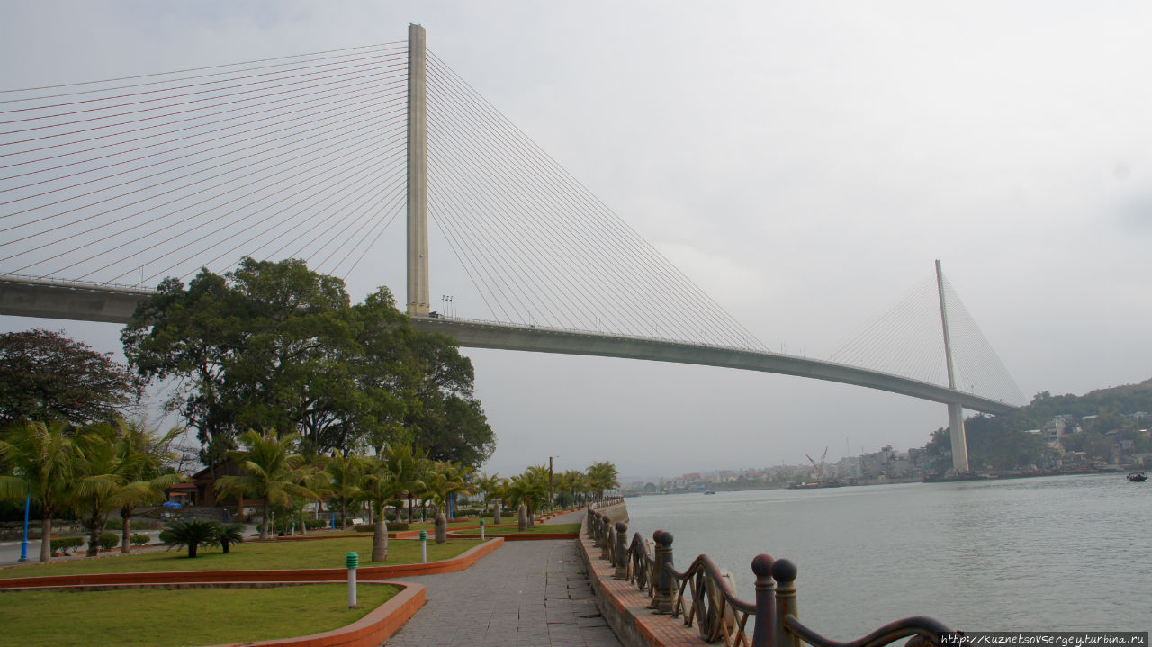 Мост Бай Чай и бухта Ха-Лонг Ха-Лонг, Вьетнам