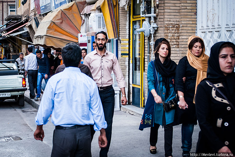 Какой колоритный мужчина... что-то библейсое в нем есть. Да и девушки рядом заметные