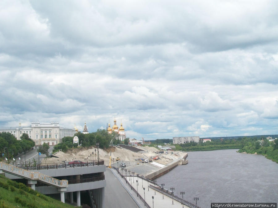 Прогулка по набережной Туры в середине лета Тюмень, Россия