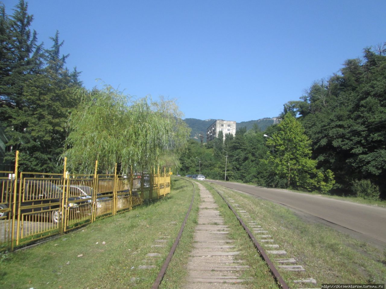 Прогулка к шахте и мосту через реку Ткибулу Ткибули, Грузия