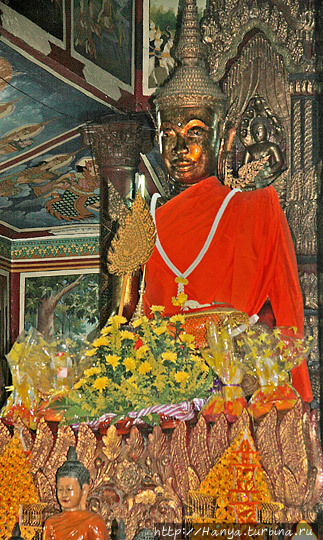 Ват Пном, или Храм на горе. Внутри вихары. Будда на лотосовом пъедестале. Фото из интернета