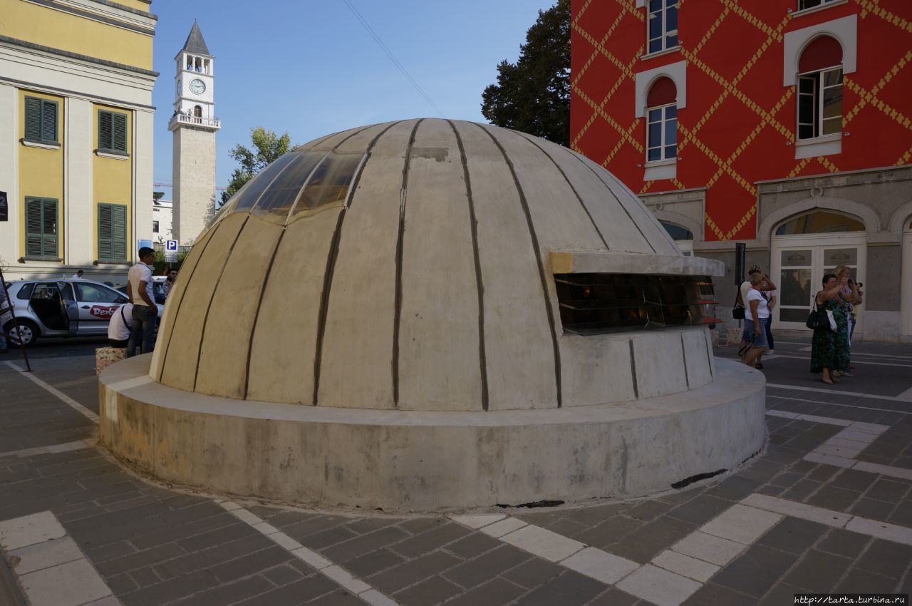 «Лицо» и яркие краски албанской столицы Тирана, Албания