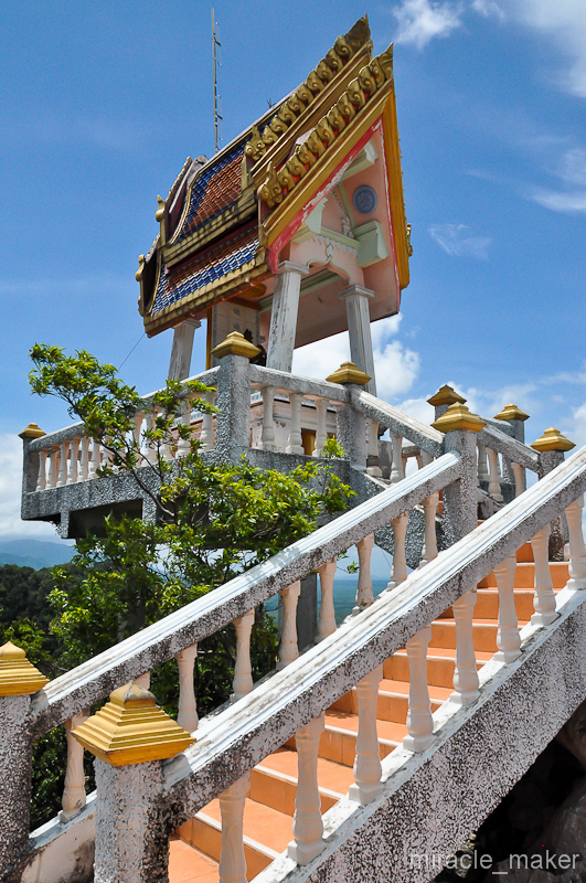 На вершине есть небольшой храм-пагода.