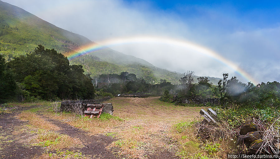 Остров Пику, за день можно увидеть и не одну такую яркую, полную радугу. Регион Азорские острова, Португалия