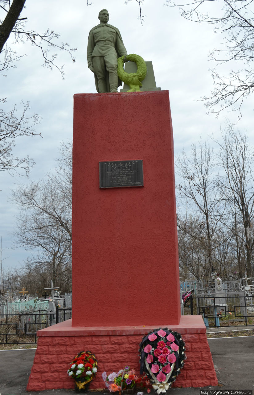 Памятник погибшим при бомбёжках на заводе Крекинг / Monument to killed in bombing at factory Cracking