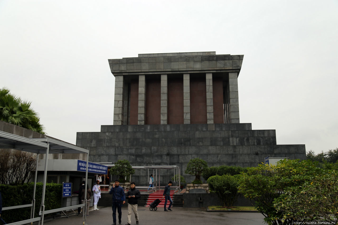 Мавзолей Хо Ши Мина,архитектор мавзолея Гарольд Исакович Ханой, Вьетнам