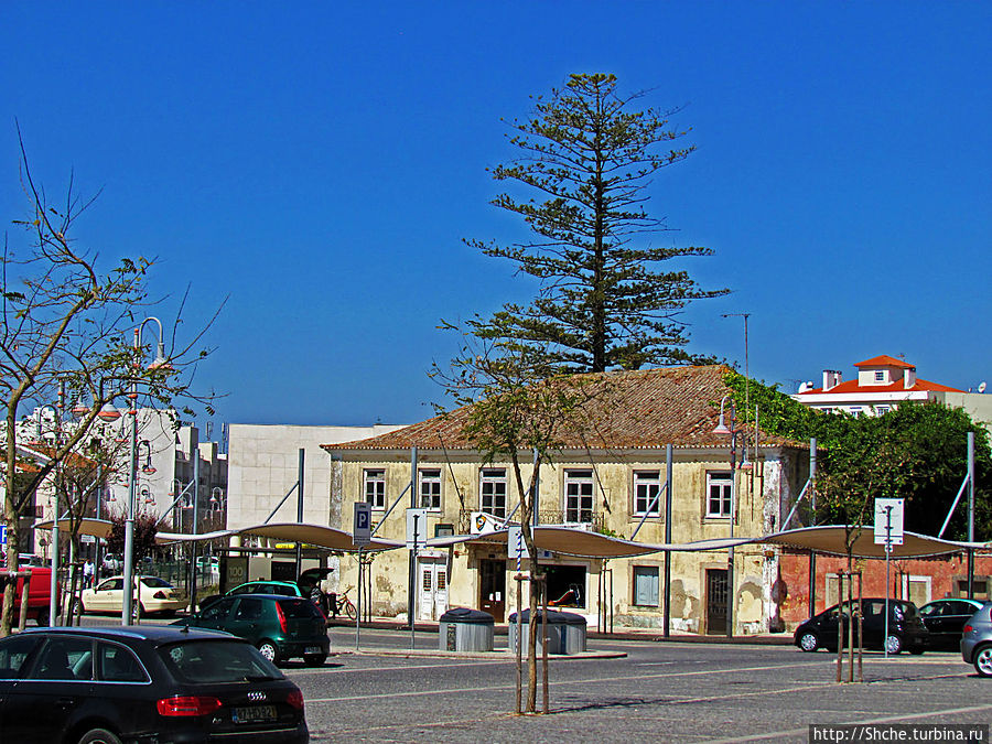 парковка для авто тоже возле левого крыла. Если приезжаете на своем авто из Лиссабона, но смело проезжайте вдоль всего 220-метрового фасада и сразу за ним справа будет большой паркинг...