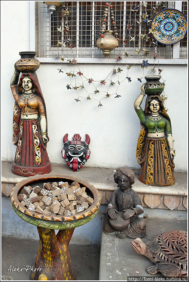 На улице в углу храма стояли милые скульптурки...
* Джайпур, Индия