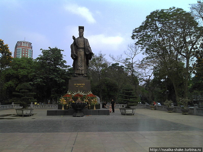 Вокруг памятника основателю Ханоя Ханой, Вьетнам