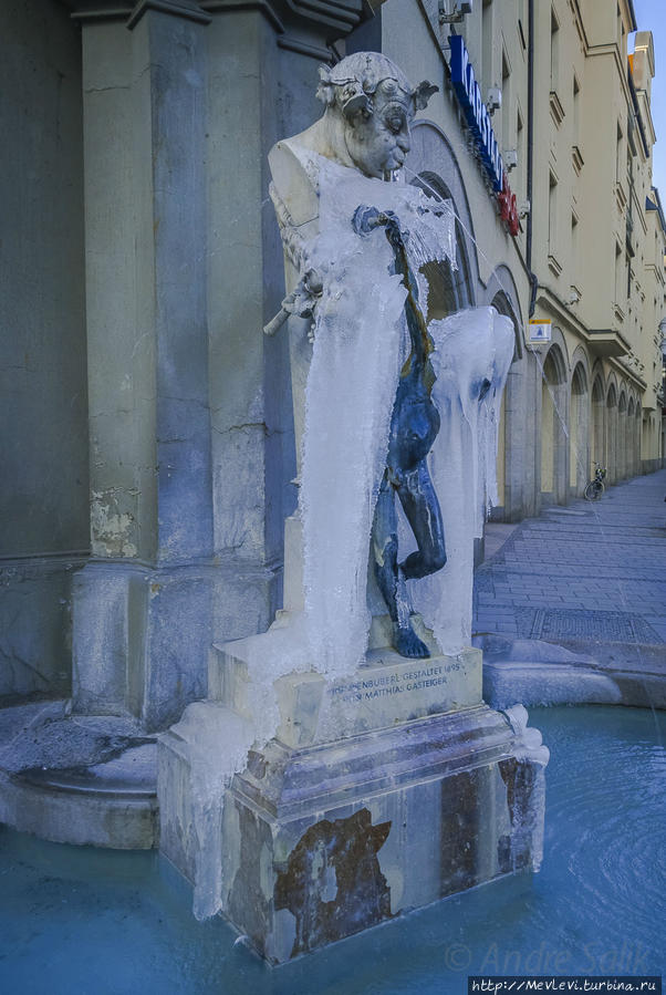 Почти у самых КАРЛОВЫХ ВОРОТ МЮНХЕНА можно полюбоваться забавным фонтаном «Брунненбуберл». Выполненный в стиле классицизма, но не скучно-торжественный, а с изрядной долей присущего мюнхенцам доброго юмора это один из более 1000 (!) мюнхенских фонтанов. Скульптор Гастайгер изобразил шаловливого мальчугана, затыкающего пальцем струю, а его обрызгивает водой сатир с непередаваемым плутовским выражением лица.Созданный в 1895-м, фонтан стоял до 1964-го на Карлсплатц, а с началом реконструкции этой площади перенесен на нынешнее место Мюнхен, Германия