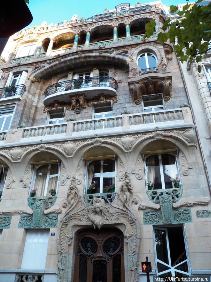 Дом № 29, Авеню Рапп. Здание представляет собой великолепный образец стиля ар-нуво. Его автор – архитектор Жюль Лавиротт получил за эту свою работу первую премию на конкурсе парижских фасадов в 1901 году. Париж, Франция