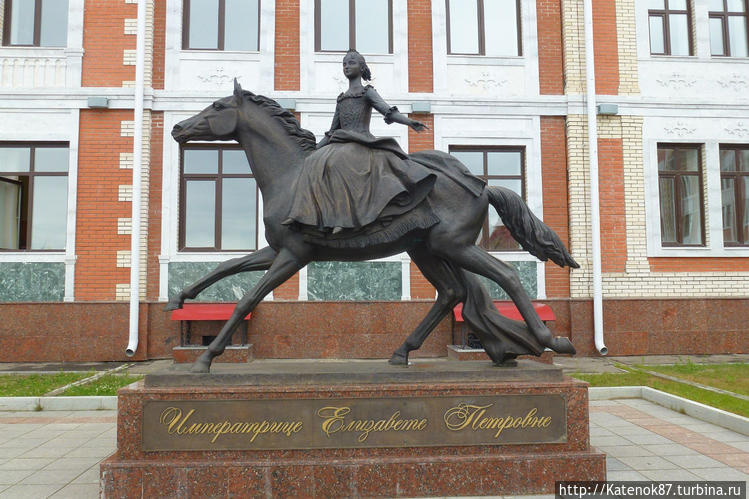 Памятник Елизавете Петров