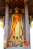 Большая часовня на территории храмового комплекса Ват Сене Сук Харам с фигурой стоящего Будды. Фото из интернета