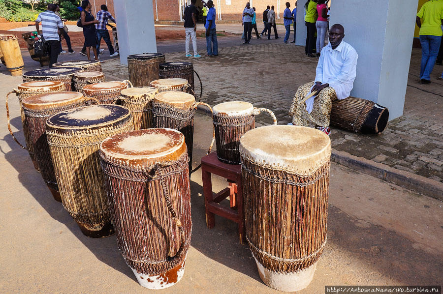 Барабаны бурундийских барабанщиков. Кигали, Руанда