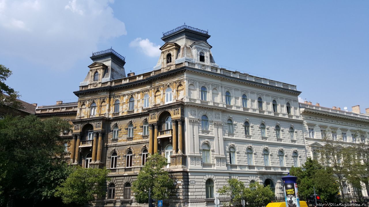 Как интересно оформлено здание, сразу видно где парадная часть Будапешт, Венгрия