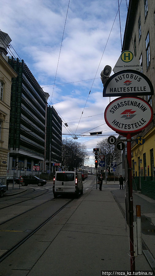 остановка трамвая 0 в направлении к Военному музею (поворот налево) — прямо за деревьями здание отеля Вена, Австрия