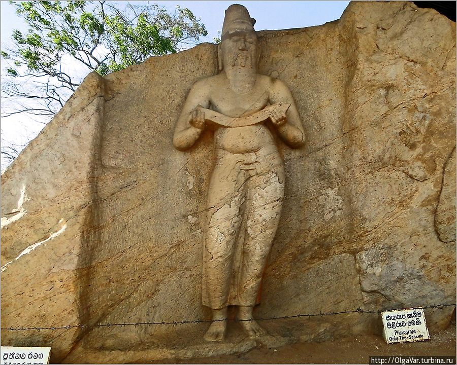 Считается, что эта статуя высотою около 4 метров изображает короля Паракрамабаху I   с символом королевской власти в руках. По другой версии это — статуя Мудреца, держащего в руках пальмовый манускрипт. Собственно король и был мудрецом... Полоннарува, Шри-Ланка
