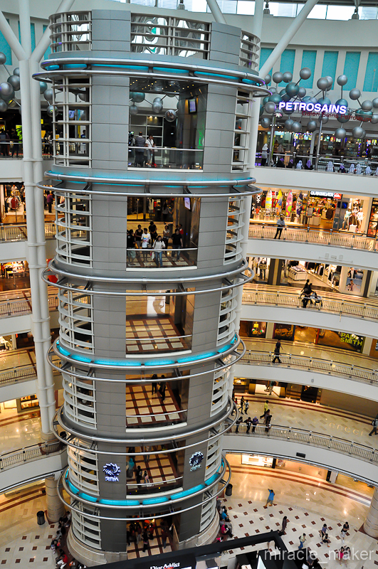 Два огромных лифта ни на секунду не перестают курсировать между этажами.